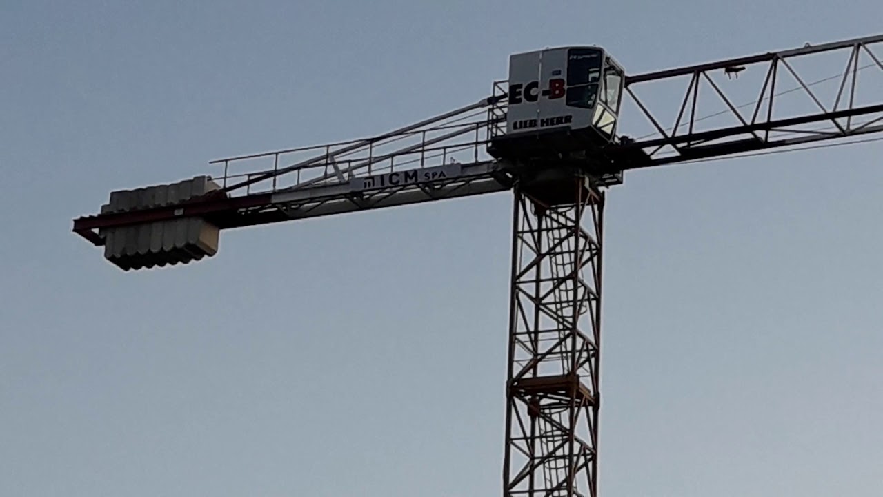 MILANO CANTIERE TORRE BONNET)  GRU LIEBHERR 110 EC-B AL LAVORO.