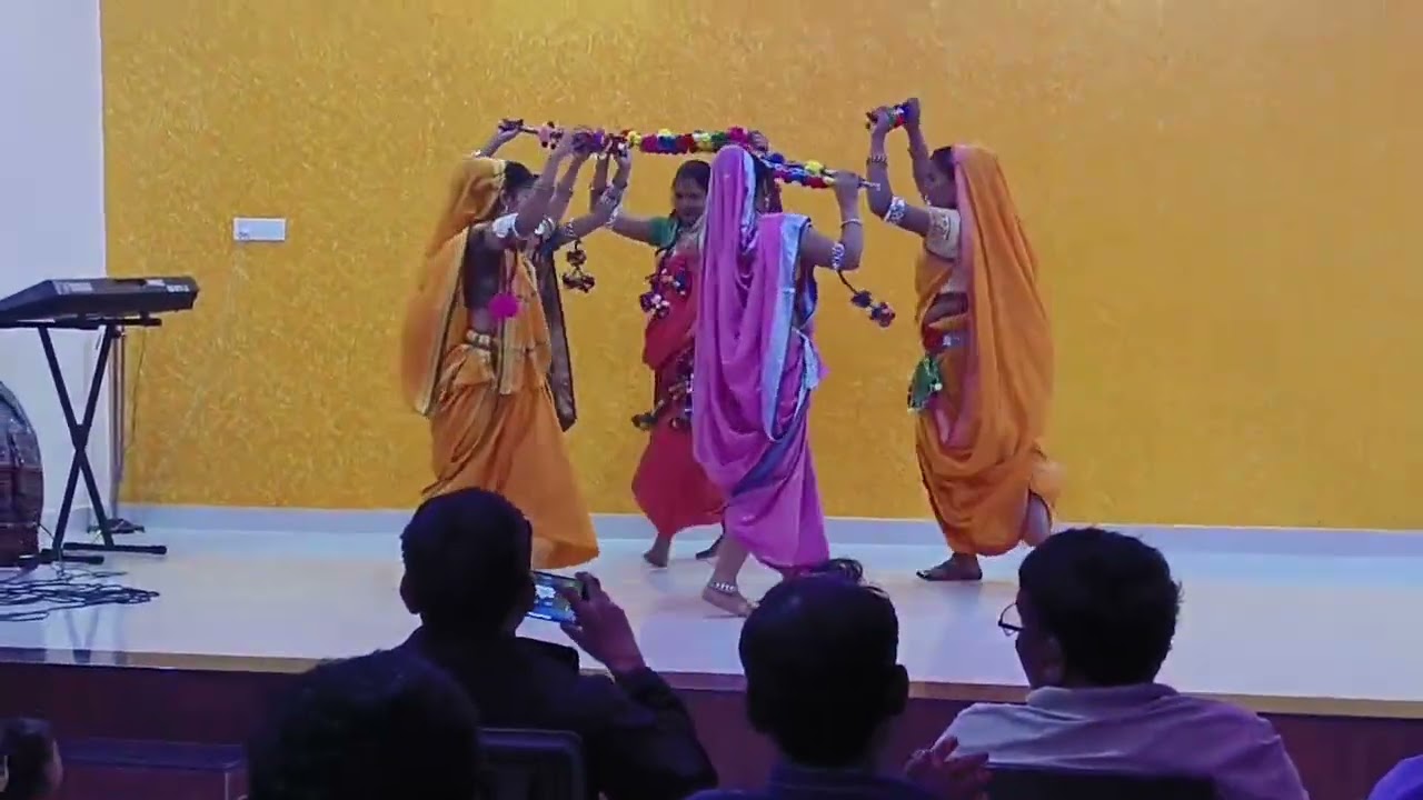 આજ ઢમ ઢમ વાજત ઢોલ રા..Varli Christian christmas song( Gujarati Lyrics) @Rejoiceinjesus 