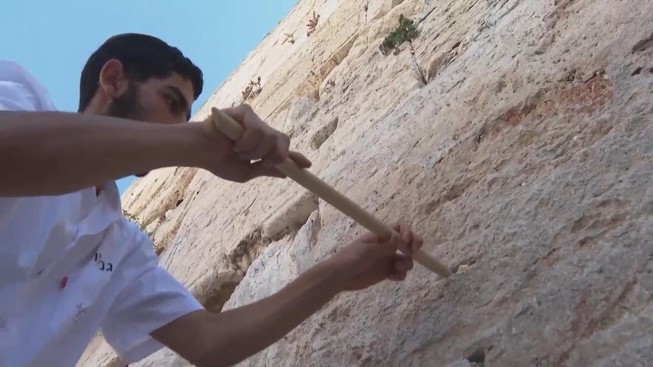 Notes removed from between ancient stones of Western Wall in Jerusalem ahead of Jewish New Year