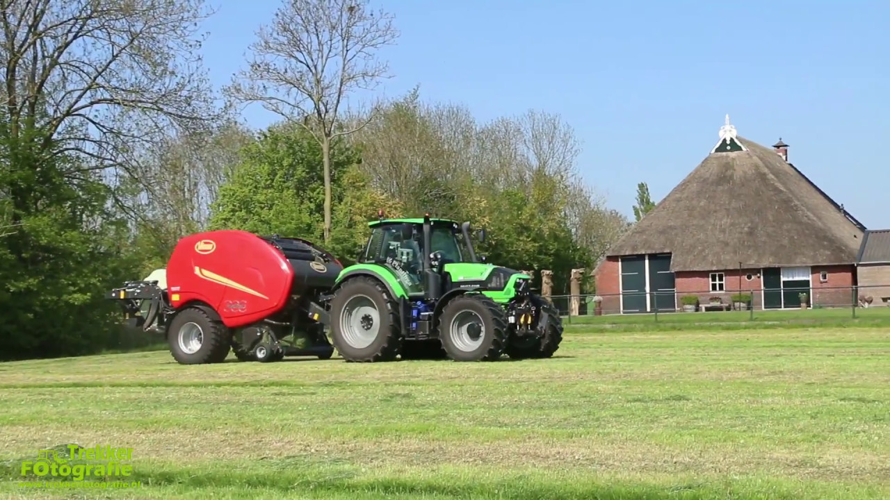 Loonbedrijf Plantinga aan het gras harken en ronde balen persen