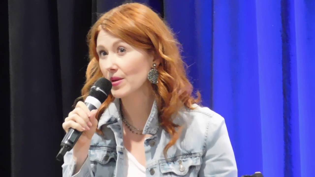 Jewel Staite & Nathan Fillion creatively flip each other off (Las Vegas Wizard World 2016)