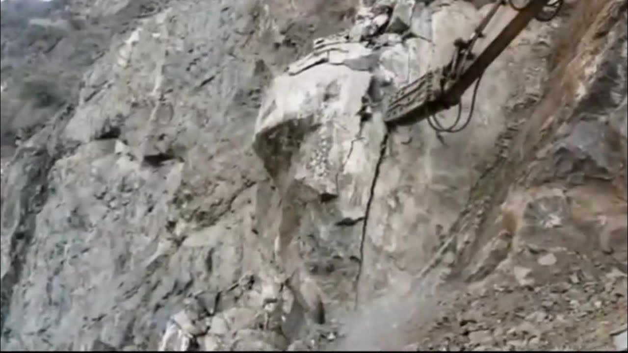 سائق بوكلين محترف يسقط صخور ضخمة مشروع طريق مجتمعي في اليمن