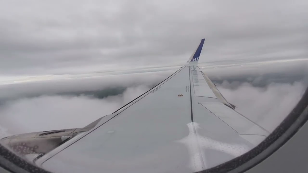 Самолет SAS A320 приземляется в Праге.
