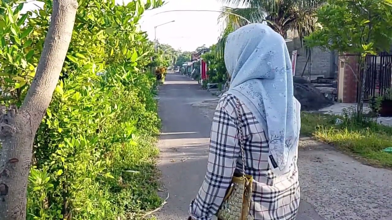 JALAN KAKI LIHAT ORANG TANAM PADI