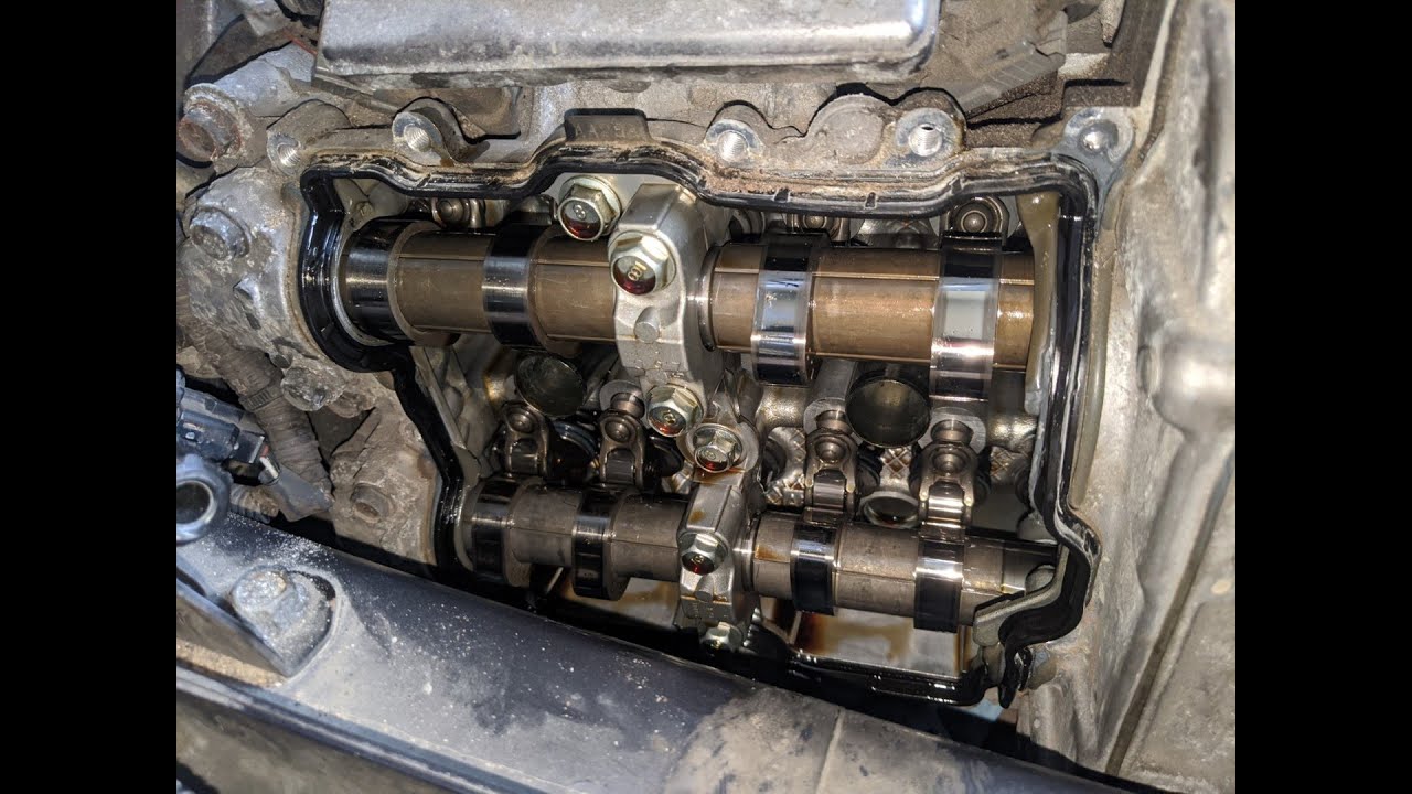 Замена уплотнений трубок свечей зажигания и прокладки крышки клапанов на Subaru Outback 2015 года.