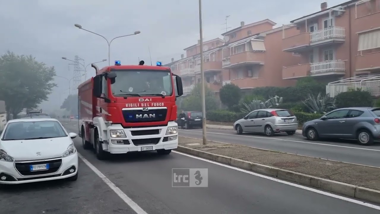 In fiamme un furgone al supermercato Emi, Vigili del Fuoco al lavoro