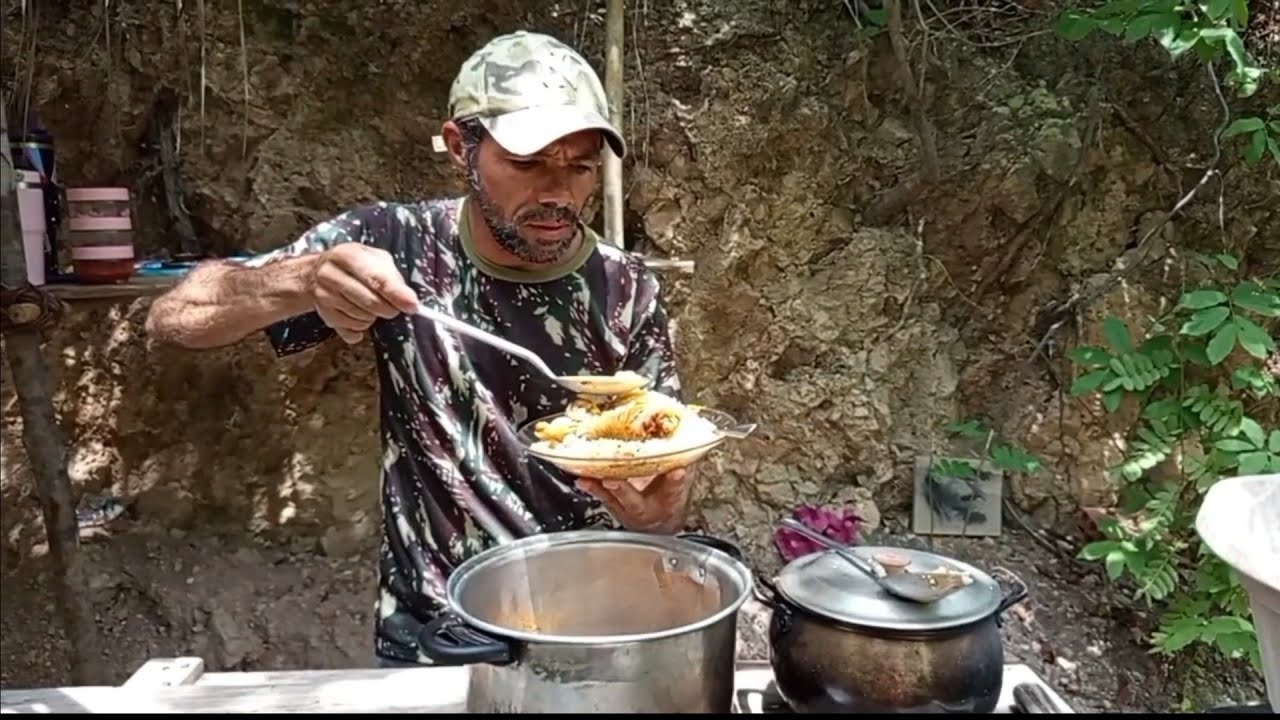 Almoço no barraco, galinha caipira e arroz misturado com fava 