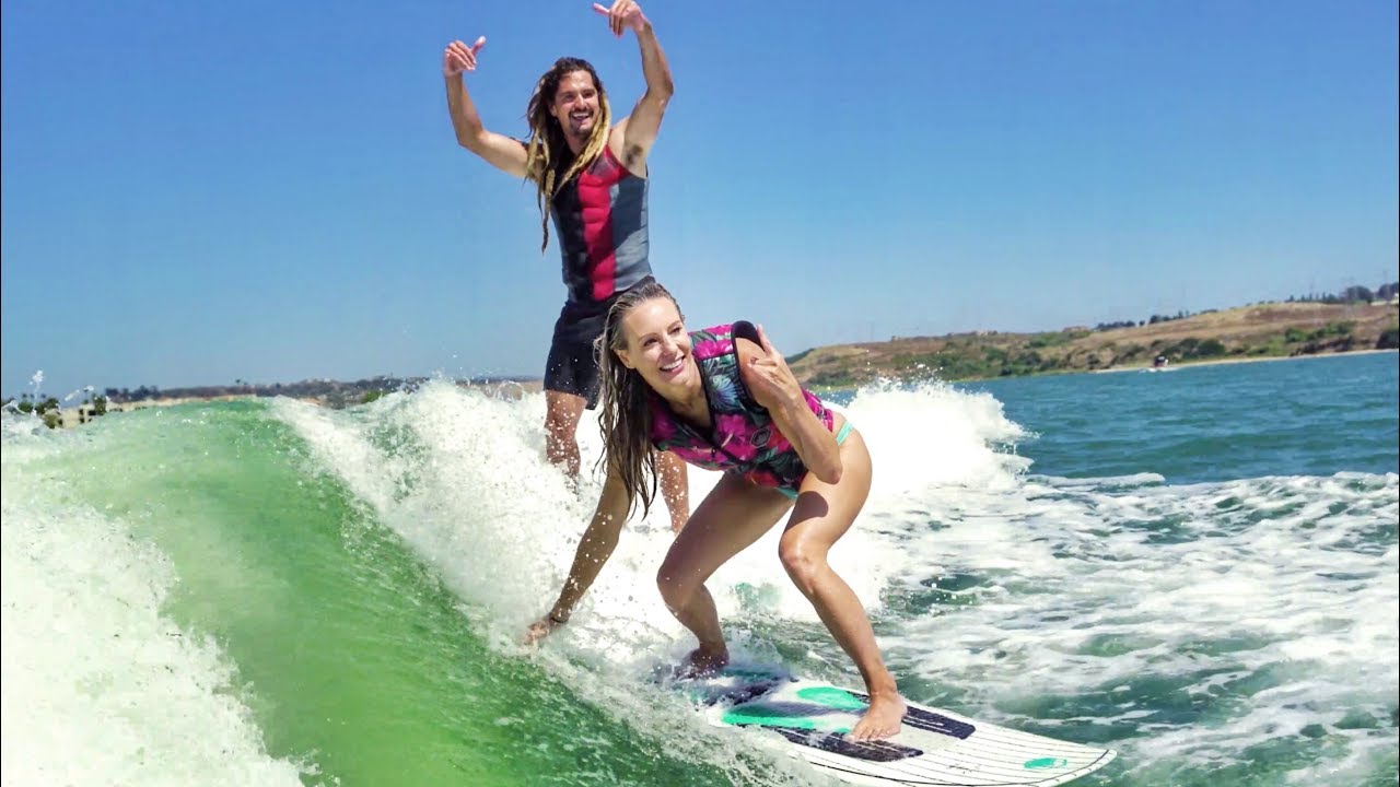 Эмбер Мескер Пфистер представляет California Live на шоу Celebrity Surf Series