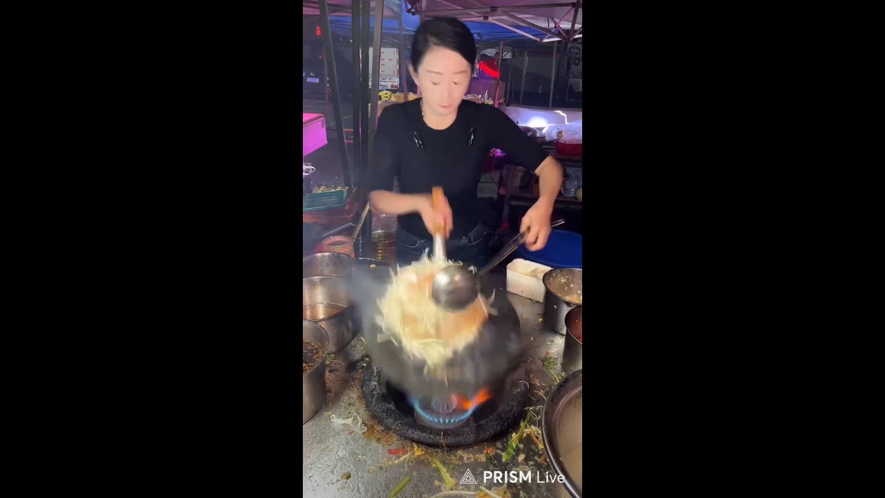 Chinese Woman expert in cooking.