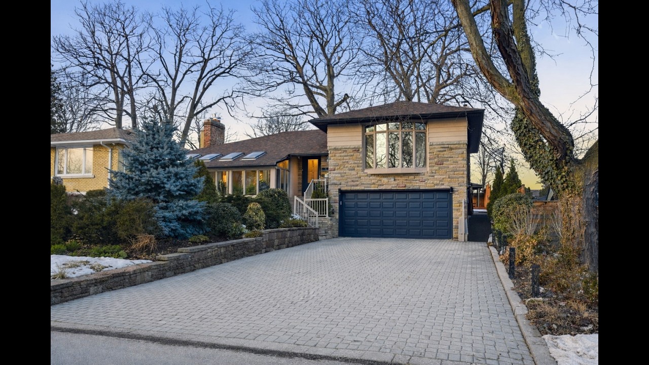 21 Ivy Lea Crescent Toronto, ON M8Y 2B5