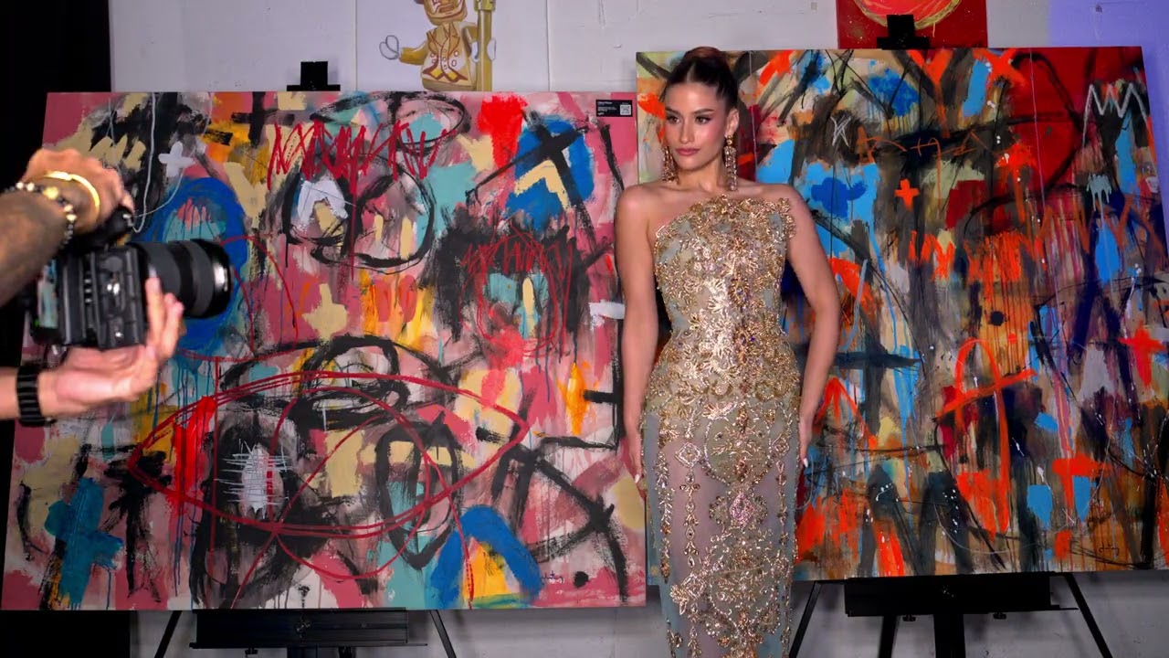 Model poses @artheartsfashion Art Basel