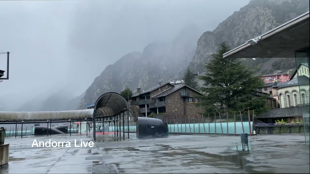 🇦🇩 ANDORRA Pasea bajo la LLUVIA con nosotros por el centro de ANDORRA LA VELLA, Plaça Del Poble