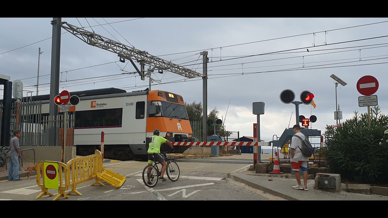 Pas a Nivell Pineda de Mar | UT 447 amb destinació L'Hospitalet de Llobregat