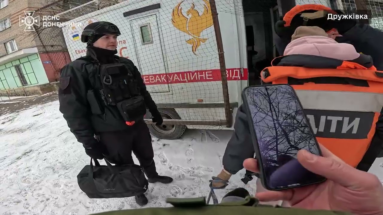 Евакуація з прифронтової Дружківки: рятувальники евакуюють громадян з їхніми улюбленцями