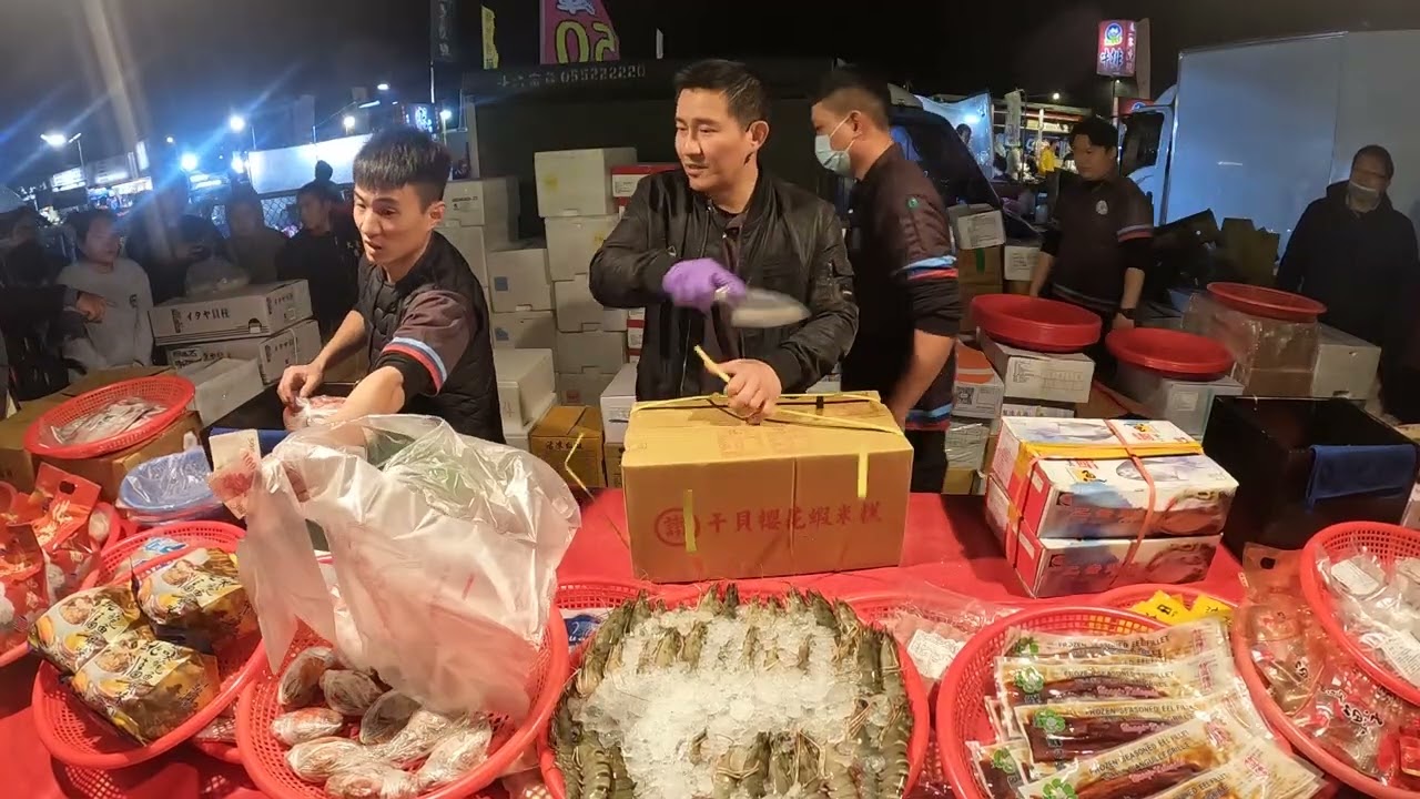 18  紅太陽白蝦，看老闆一直開箱的手速就知道，客人搶很大啊~ #嘉義趙又廷 #全晟海產 #週六斗南夜市 #海鮮拍賣 #海鮮叫賣