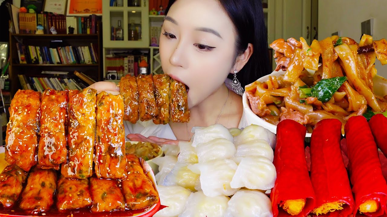 宅家实现广式早茶自由！虾饺、红肠、腐皮卷还有湿炒牛河随便吃，这不比在外头吃香～【小果食Xiao Guo】#mukbang
