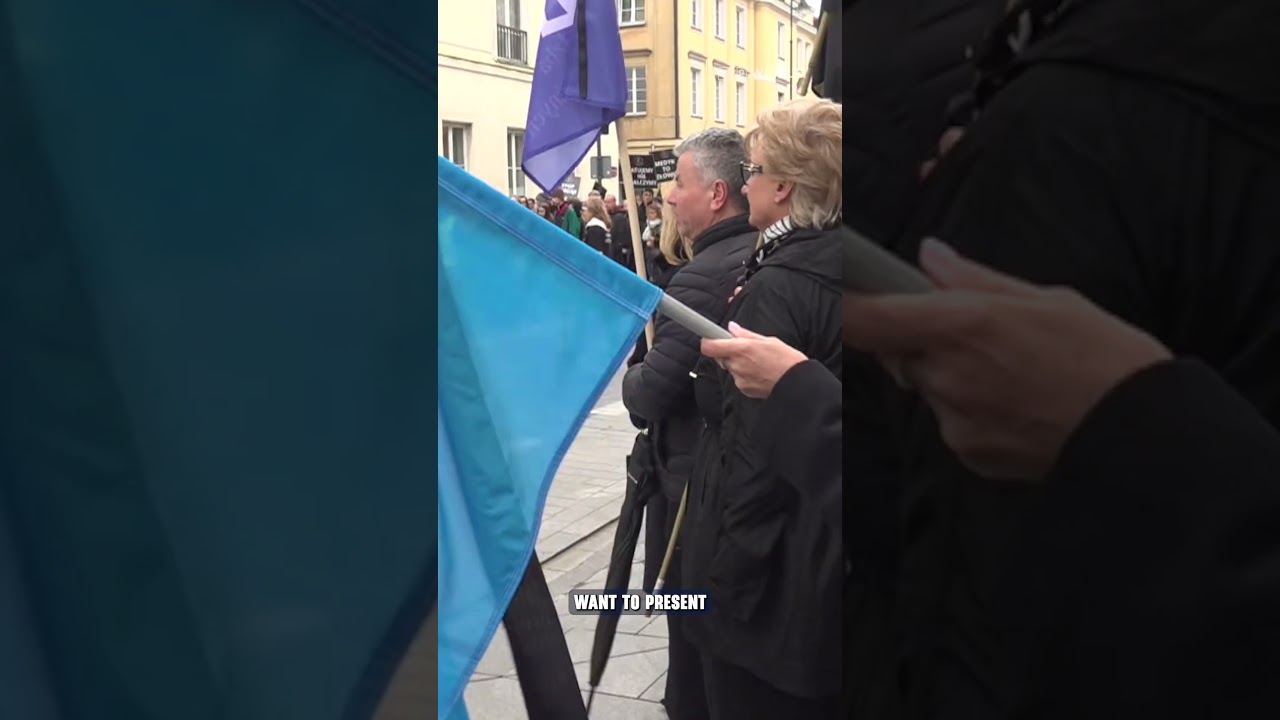 Medical staff unite in Silent March against #violence in #Warsaw