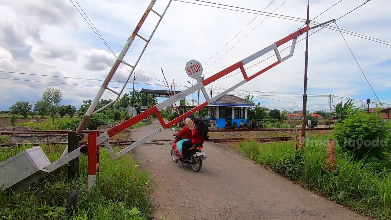 PALANG MANUAL‼️ Perlintasan Kereta Api Padaharja Tegal