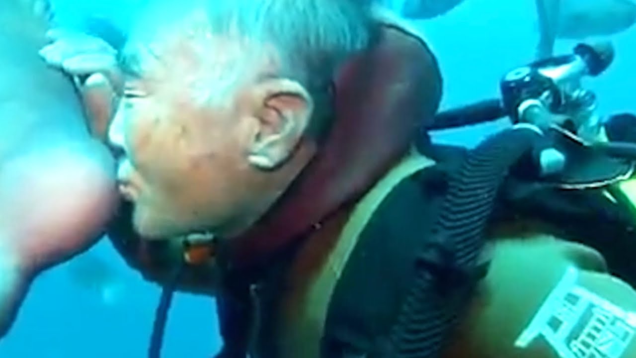 Depuis 30 ans, cet homme rend visite à son amie sous l'eau