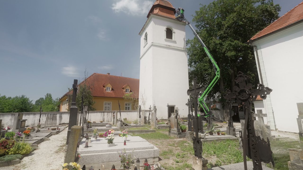 Plošina Leguan 190 při práci na hřbitově