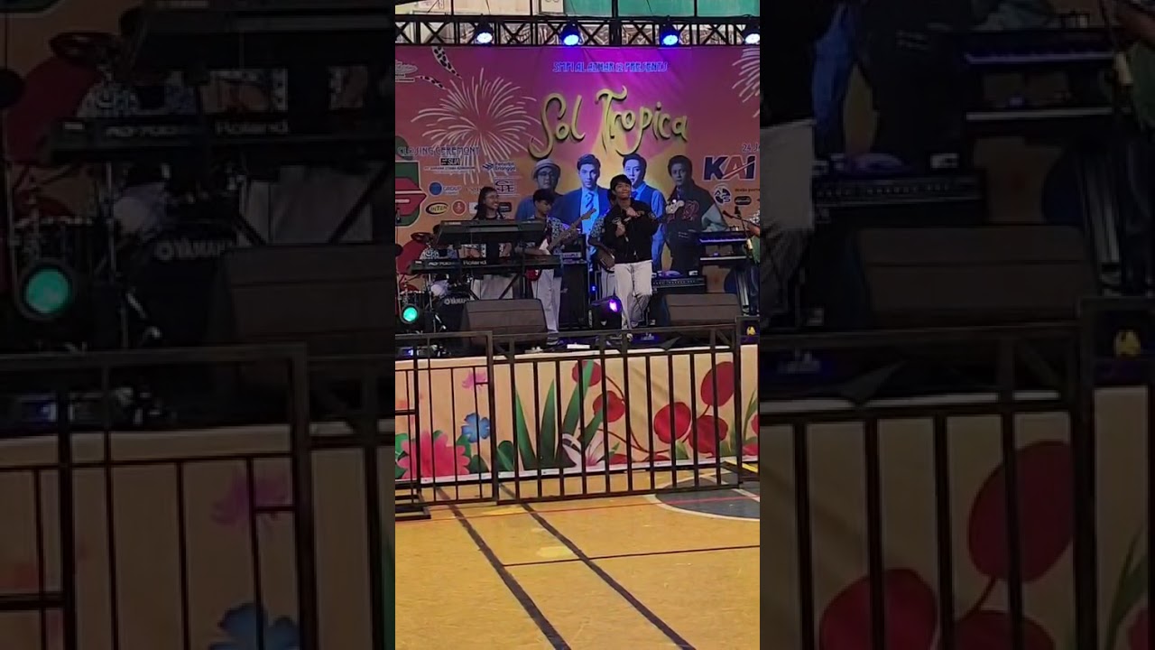 perform on stage SMP 99 at SMP Al-Azhar Rawamangun 