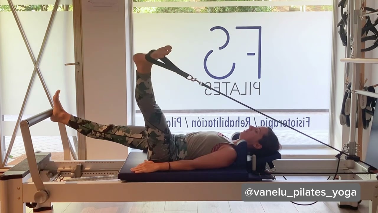 Estiramientos de piernas en Reformer de Pilates