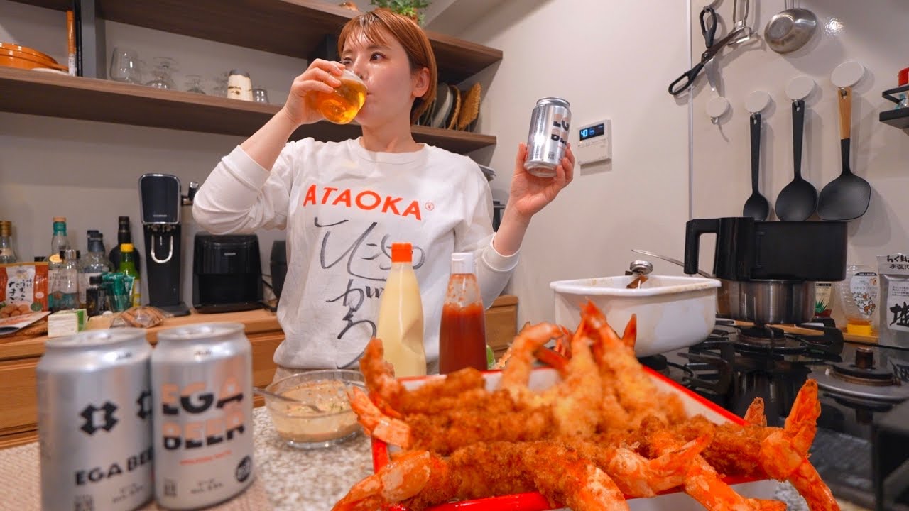 特大のエビフライと江頭2:50 さんのビール