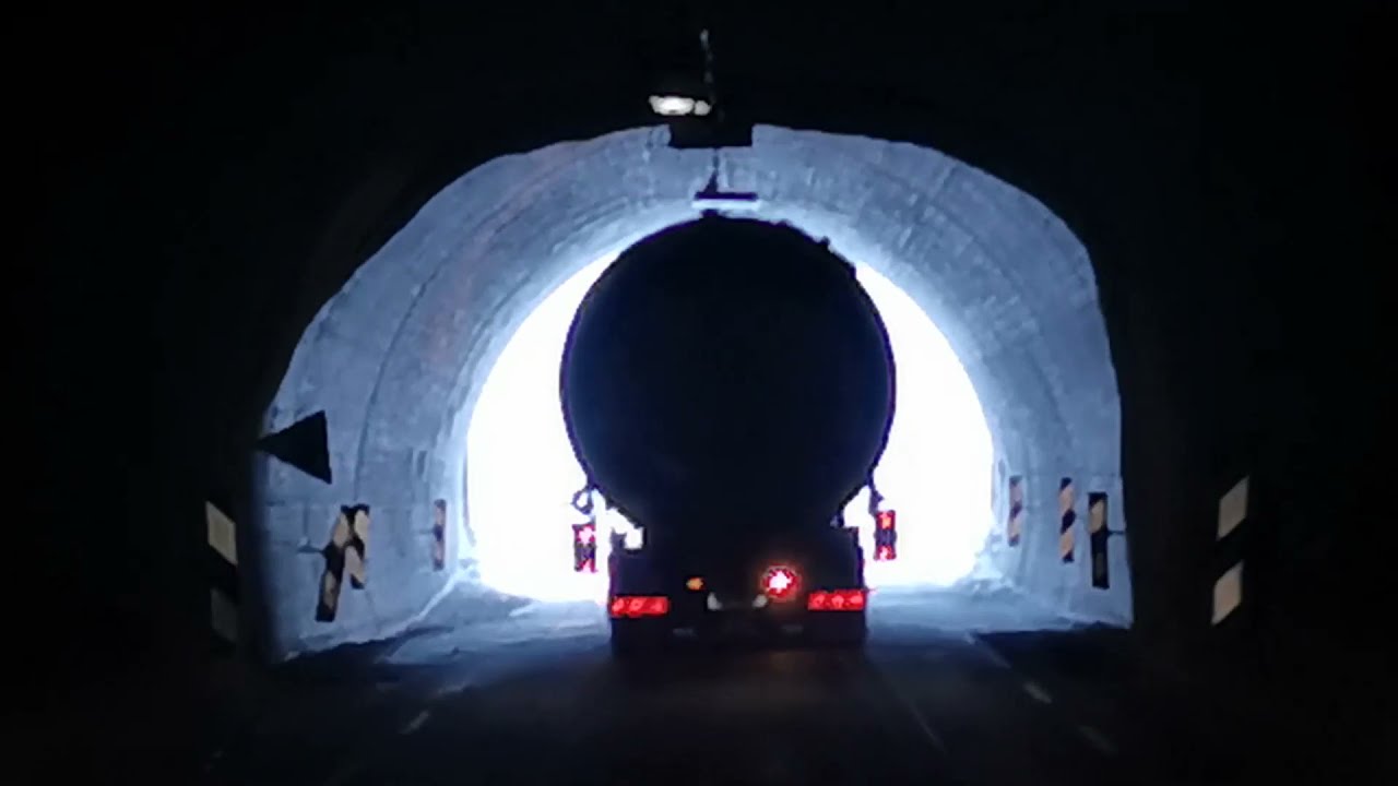 PK Strøm transorterer vanntank til Tollåkilden i Beiarn