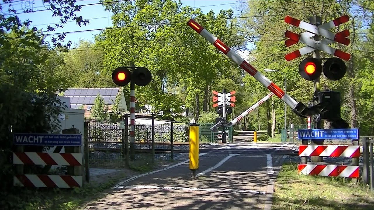 Spoorwegovergang Nunspeet // Dutch railroad crossing
