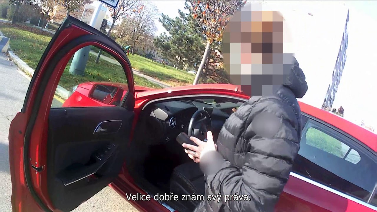 ŘIDIČKA MERCEDESU V PRAZE VULGÁRNĚ NADÁVALA STRÁŽNÍKOVI