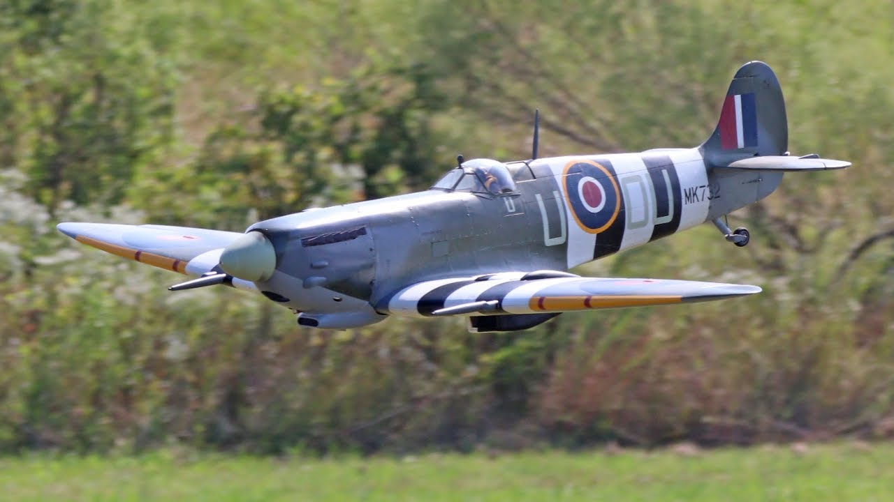 Giant Scale RC Supermarine Spitfire MkIX (CARF-Model) -- Bomberfield USA 2021