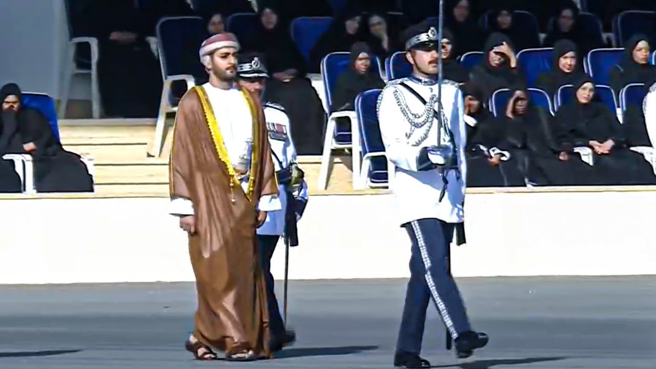 السيد ذي يزن بن هيثم يفتش طابور خريجيي شرطة عمان السلطانية