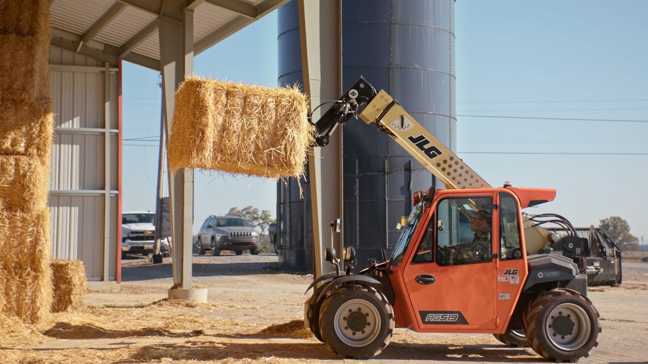 JLG&reg; AG519&mdash;Ag Telehandler Testimonial | Dairy Farming