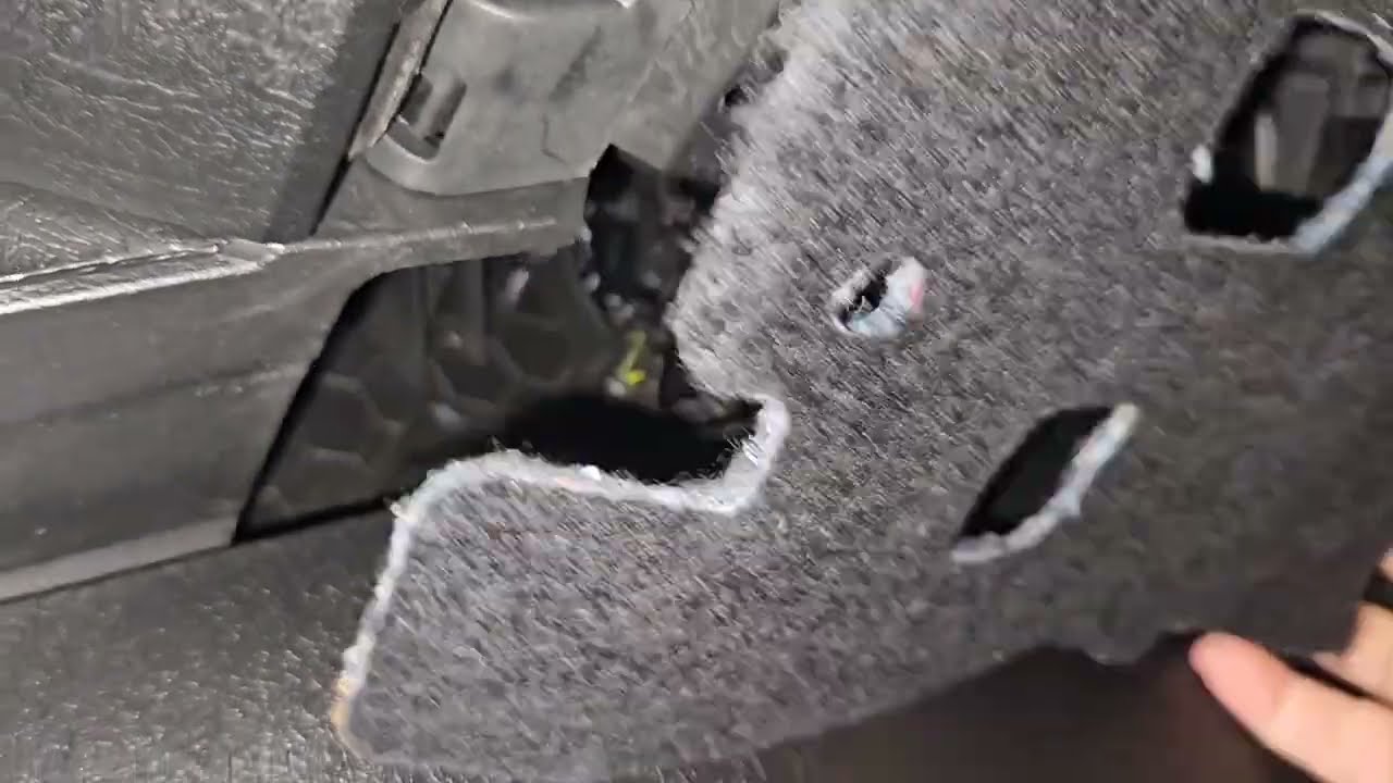 Fiat Egea Cross torpido altı izalatörü montajı.