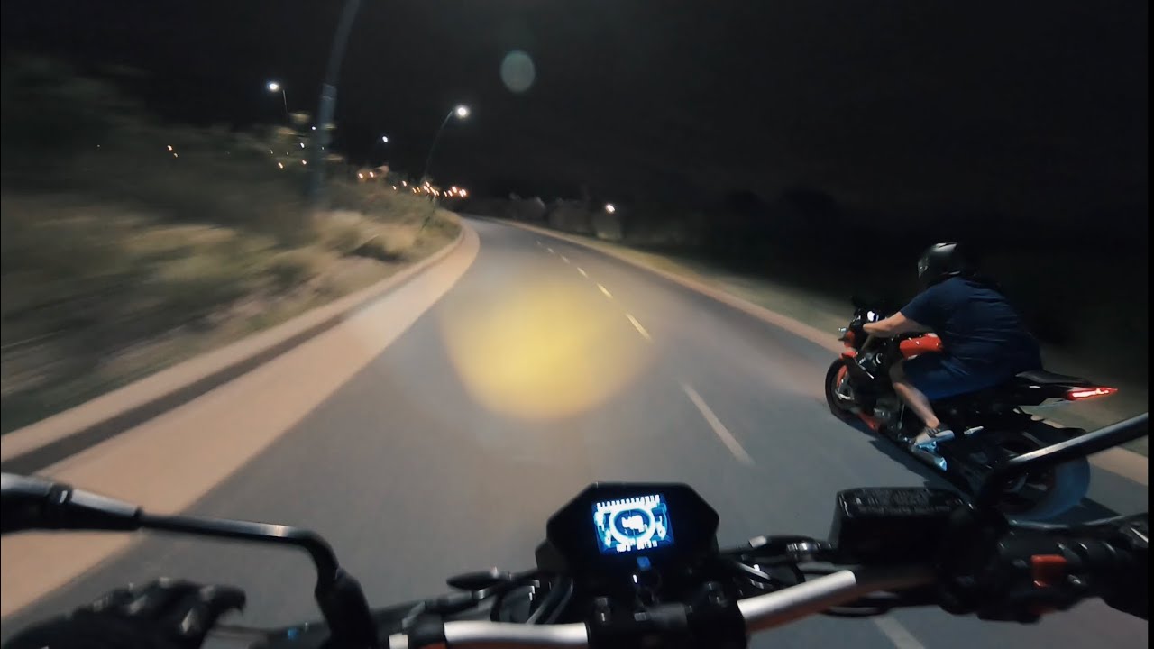Benelli 302s jugando con BMW S1000r