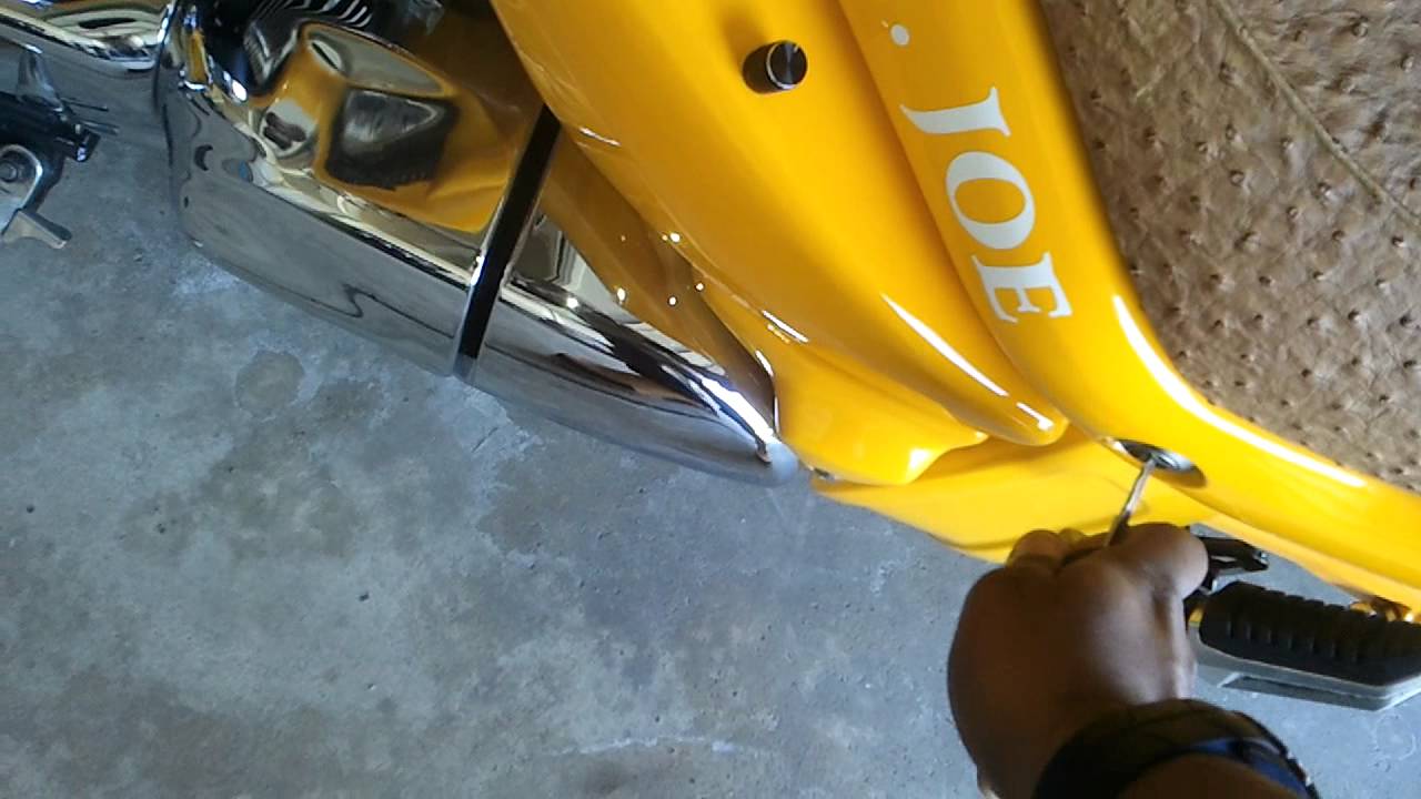 Suzuki Boulevard M109R with speakers arc audio