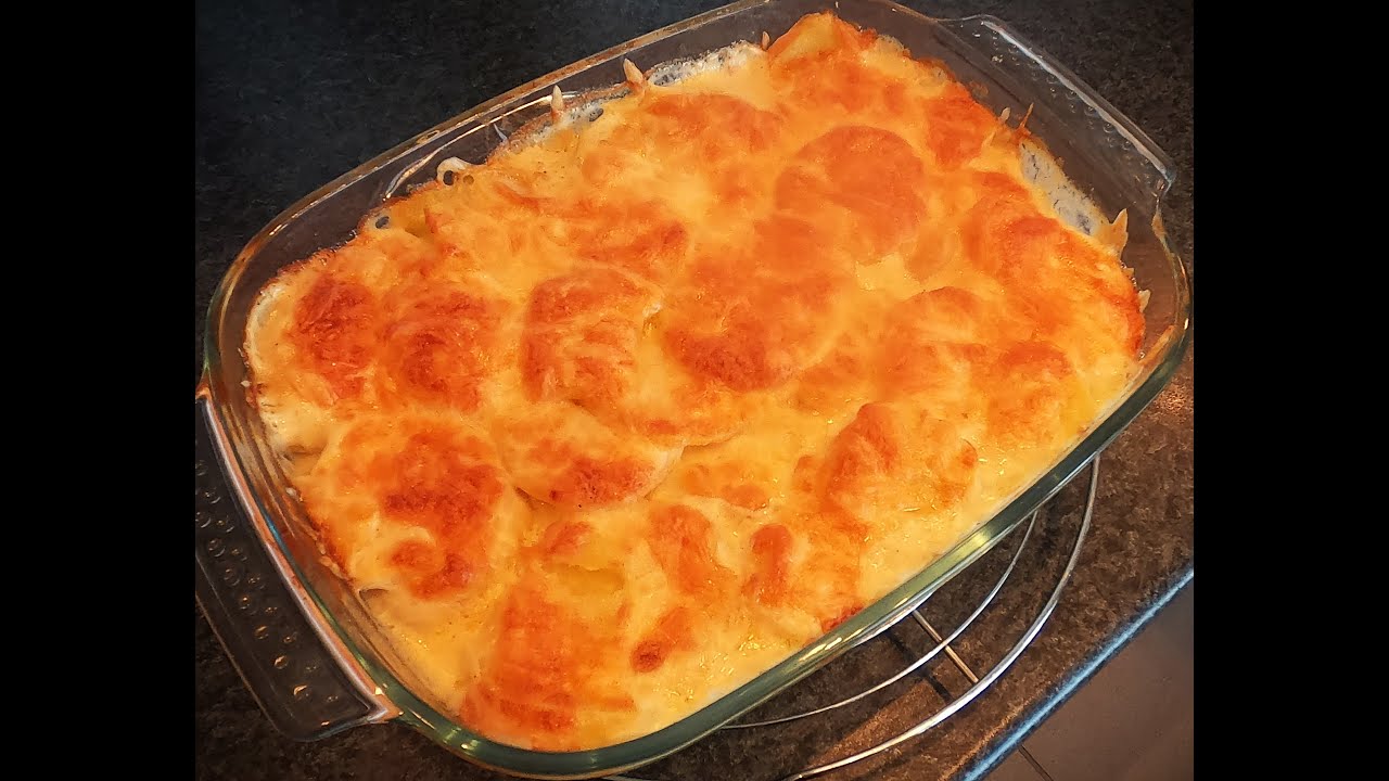 Tejszínes , sajtos burgonya gratin.Creamy, cheesy potato gratin.