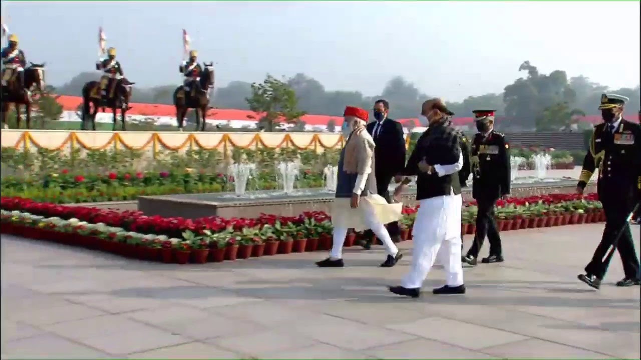 PM Shri Narendra Modi pays homage to the martyrs at the National War Memorial on 72nd #RepublicDay.