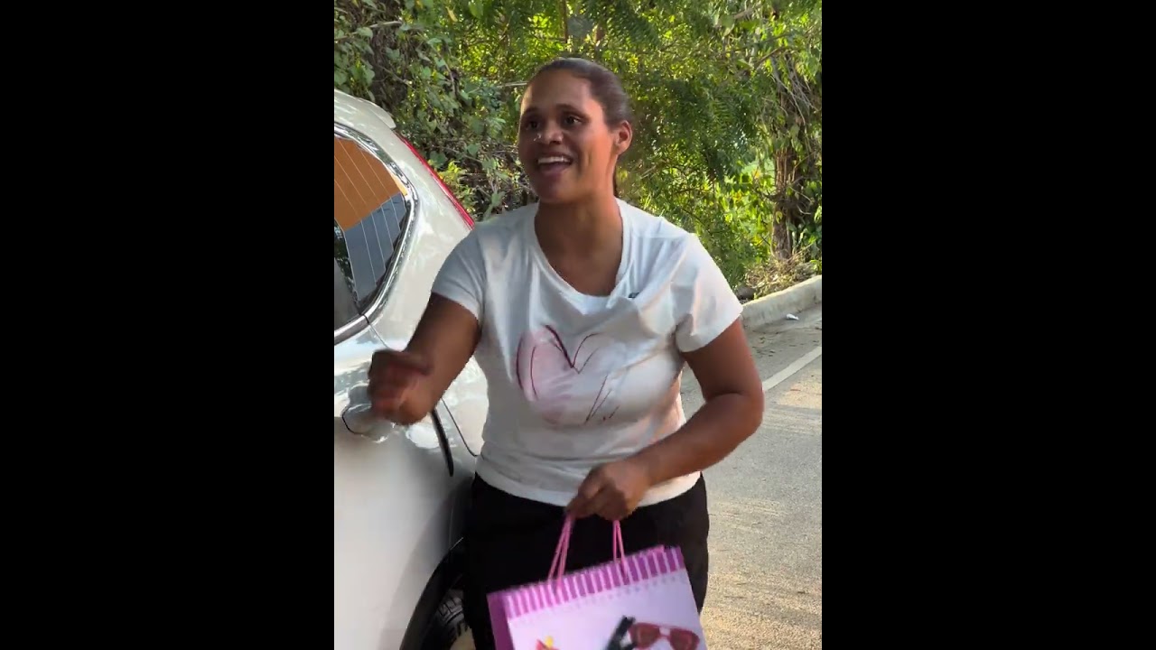 Rechazaron el regalo que le trajo su hija sin imaginar la sorpresa que traía oculta