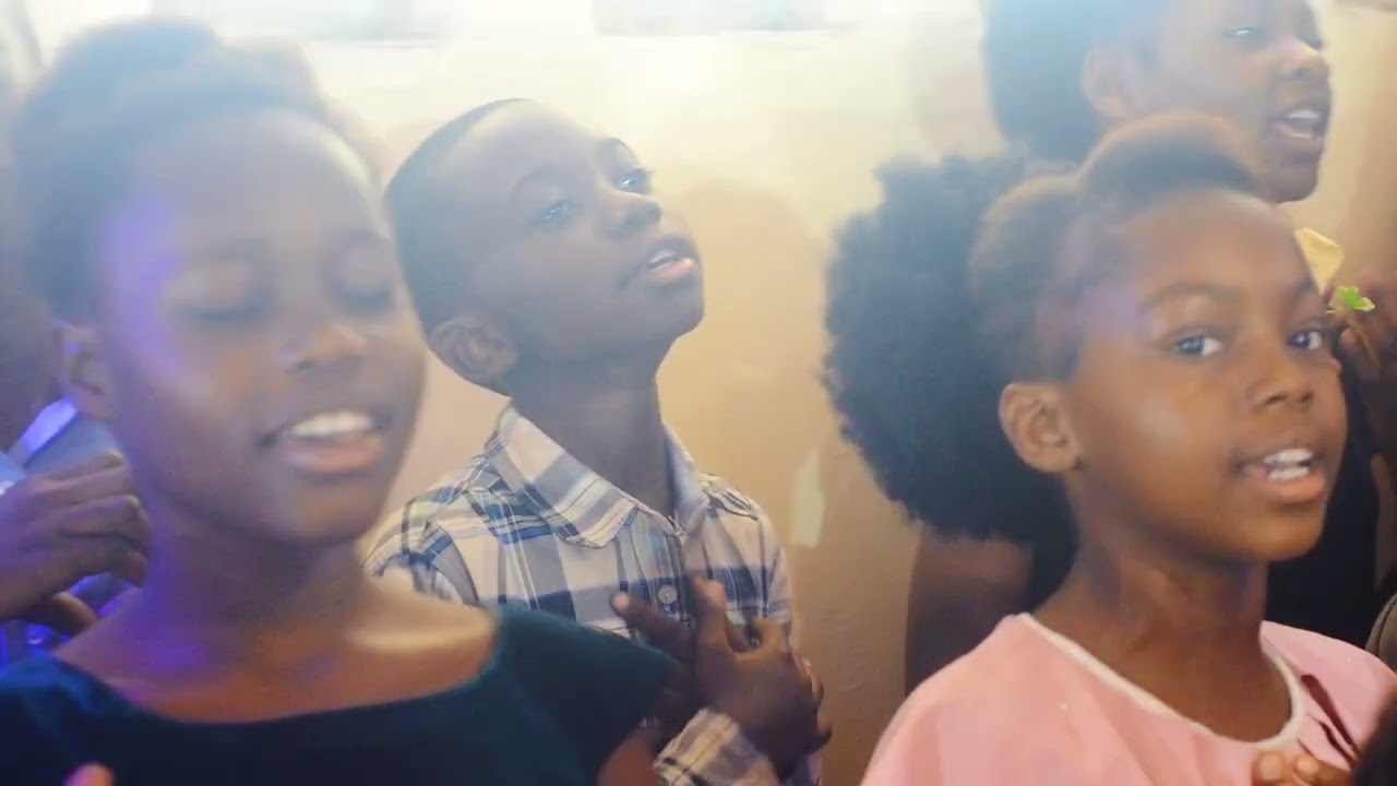 Children Of Light Choir -TOLINGI YO (Clip officiel)