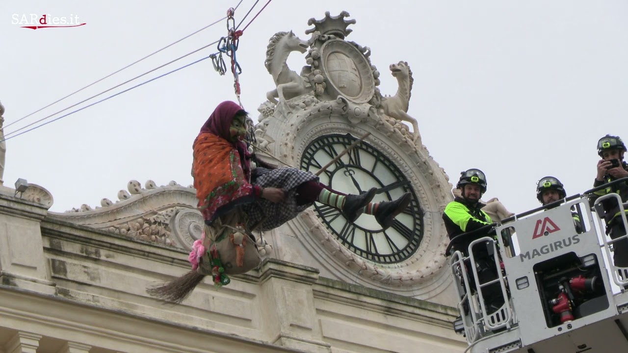 Sassari, 6 gennaio 2024 - In piazza d'Italia la discesa della Befana