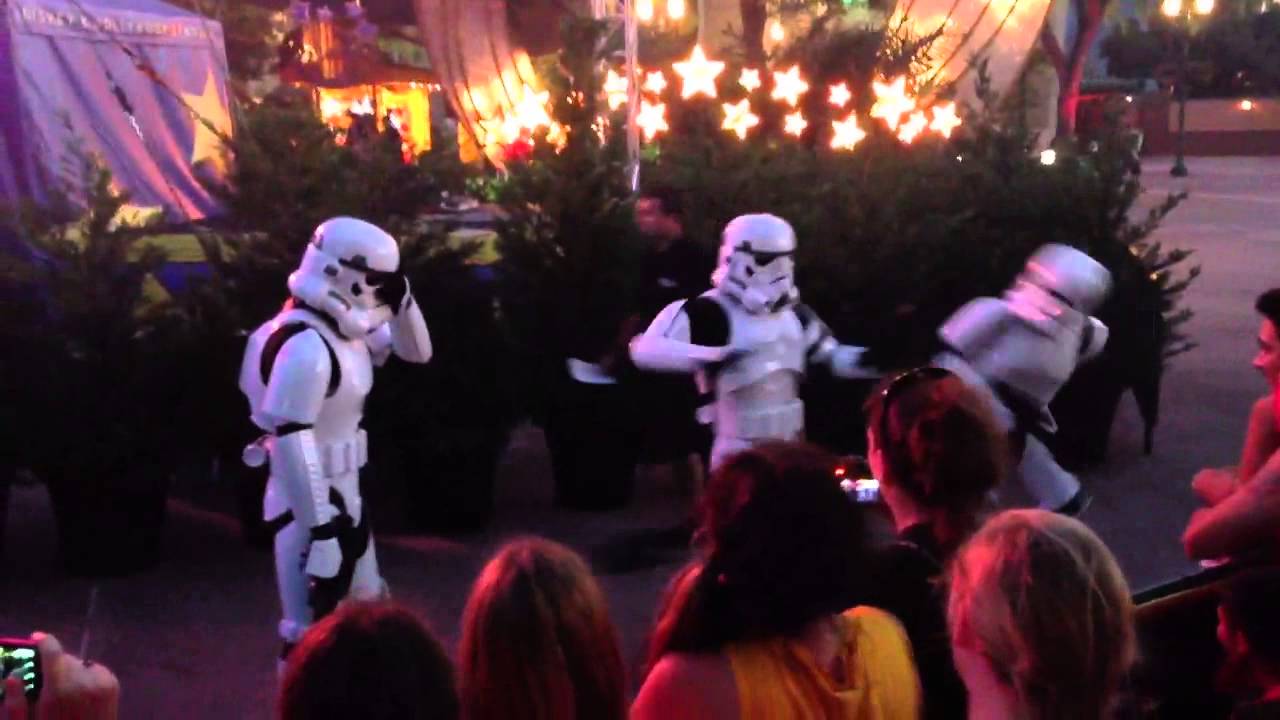 Stormtrooper Harlem Shake at Disney!