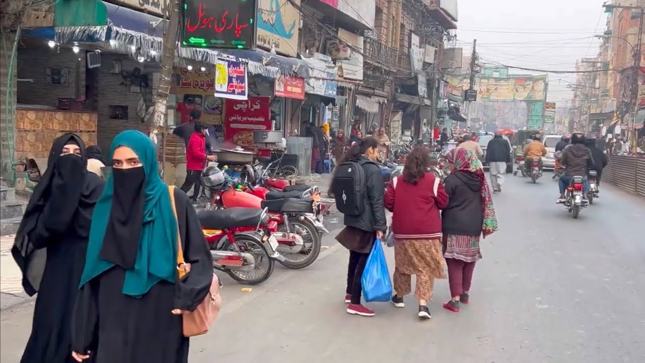 Exploring the Flavours of Lahore’s Charming Streets | Lahore’s 4K Walking Tour of Busy Streets