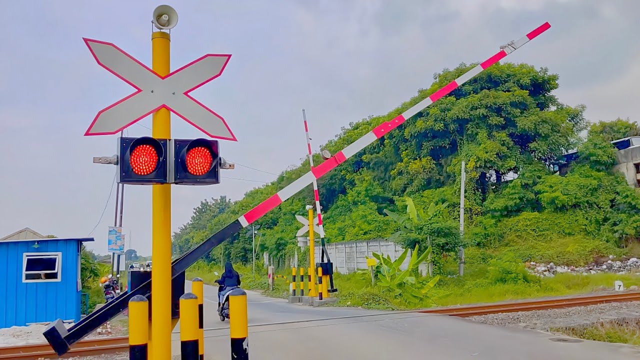 Indonesia Level Crossing Compilation | Fantastis Palang Pintu Kereta Api Rusak Commuter Line 2024