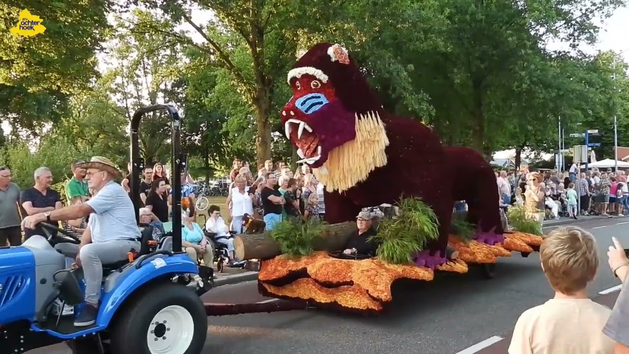Versierde wagens trekken door Varsseveld en openen Volksfeest 2022