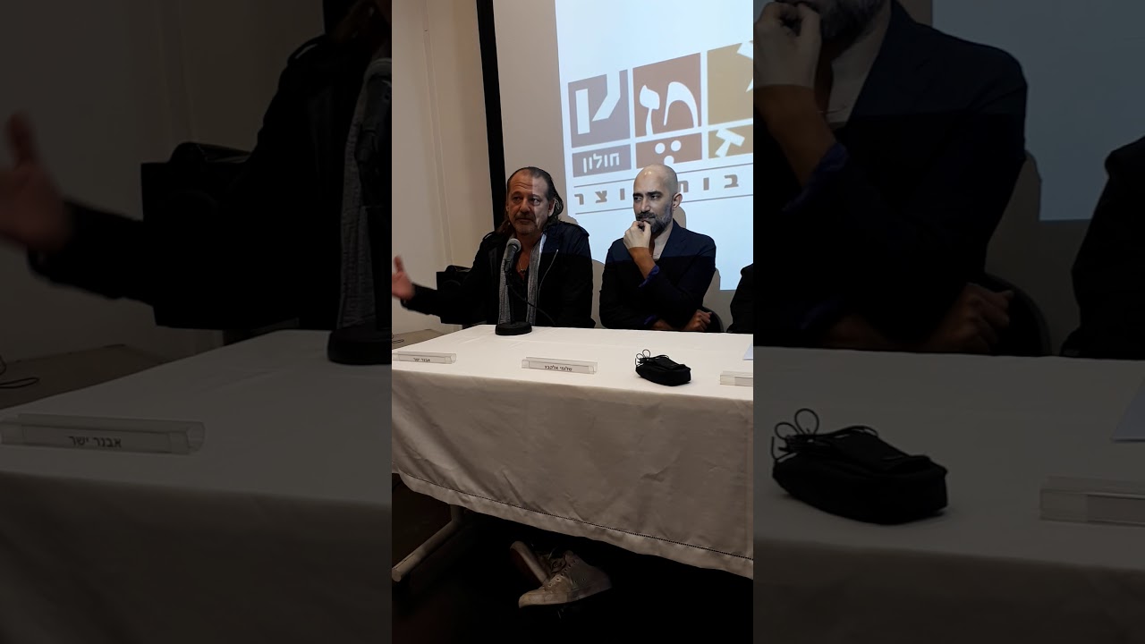לאה אתגר עם אבנר ישר על התערוכה לזכר רעייתו רעייתו