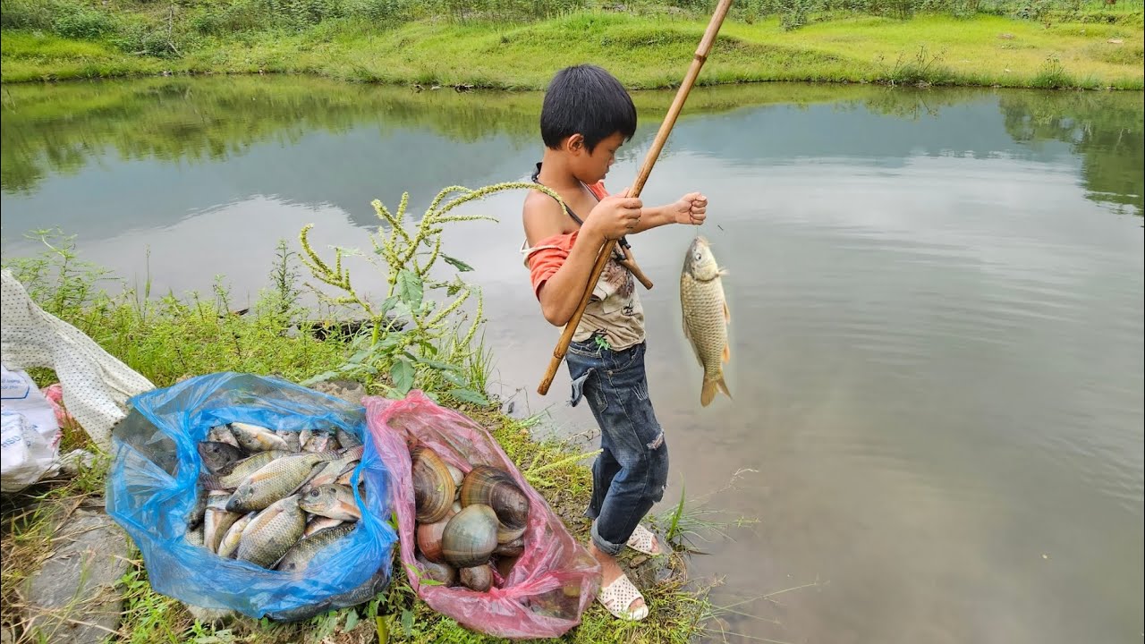 the daily life of an orphan boy - go to the lake to fish, find mussels to sell and buy food