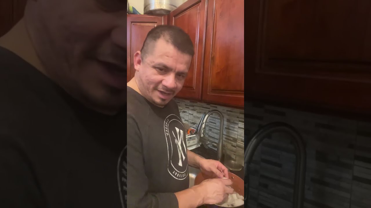 Acomp&aacute;&ntilde;ame a pelar los huevos