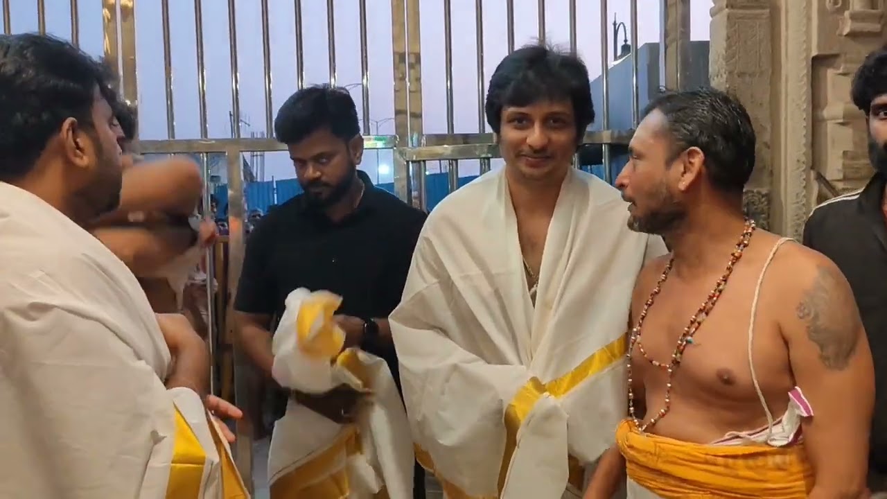 தலைவர் தம்பி படக்குழுவினர் திருச்செந்தூர் கோவிலில் சுவாமி தரிசனம்