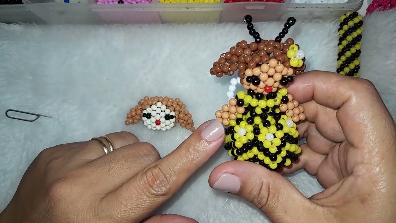 Capa de caneta boneca abelhinha de miçangas